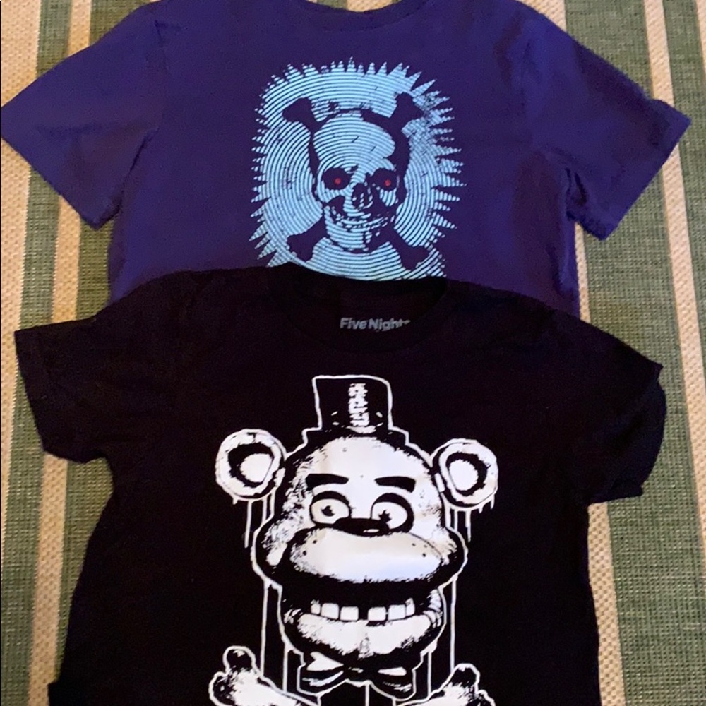 2 T-shirts size small